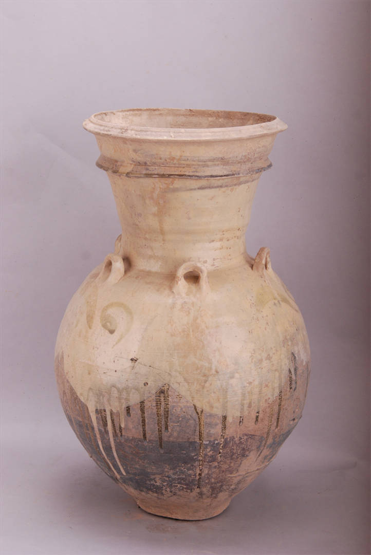 Five-ear pottery jar from the Five Dynasties 
